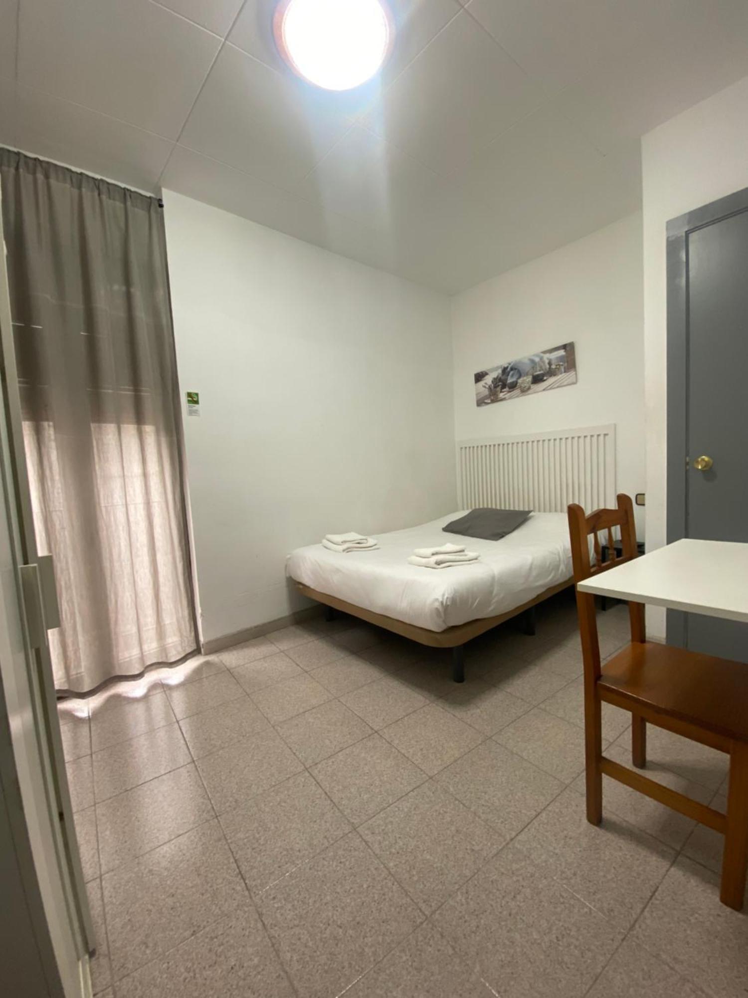 Hostal La Masia Манреса Экстерьер фото