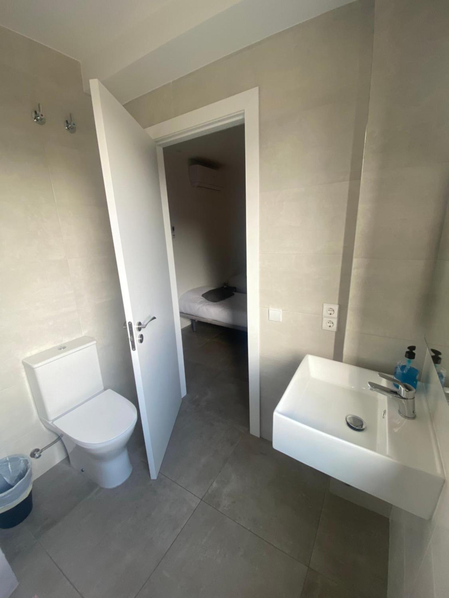 Hostal La Masia Манреса Экстерьер фото